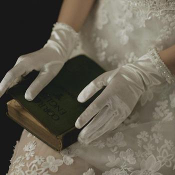 Ivory Short Lace Bridal Gloves