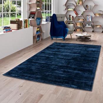 Tapis élégant Pergamon Roma en viscose bleue nuit, 70x140 cm