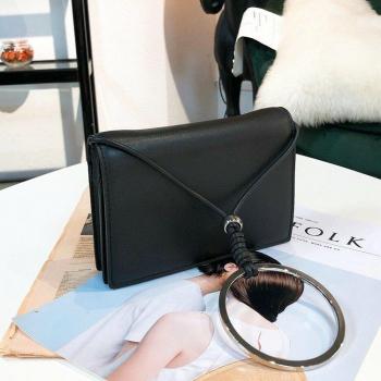 Mini bolso de hombro estilo anillo de metal y cuero