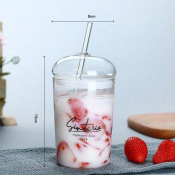Taza de cristal transparente con pajita