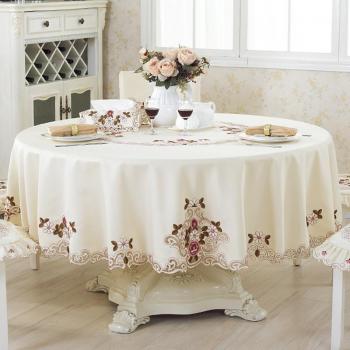 Nappe ronde brodée avec housses de chaise et coussins de style pastoral