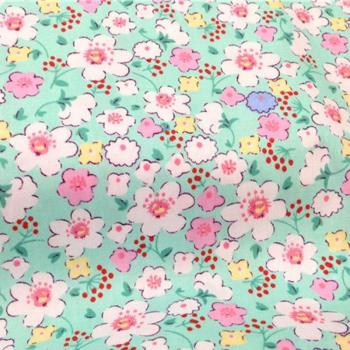 Robe maison en tissu patchwork 100 % coton viaPhil – Rose & Green, fleurs de prune