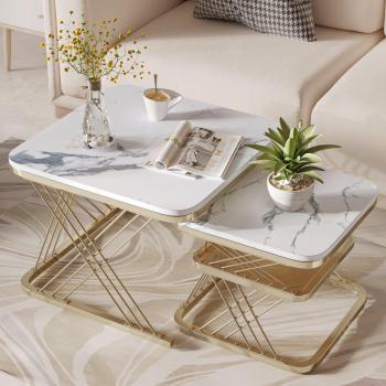 Stilvolles 2er-Set quadratische Couchtische mit goldener Kunstmarmoroberfläche