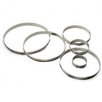 Anneau de cuisson en acier inoxydable avec bords roulés, permettant de cuire des pizzas, des tartes ou des quiches de 20 cm de diamètre et d'une hauteur de 2.7 cm