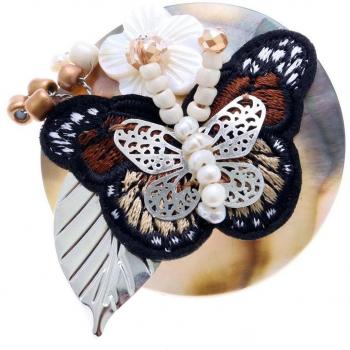 Juwelierte Schmetterlingsbrosche „Lilipoupettes“ – Beige Perlmutt 50 mm
