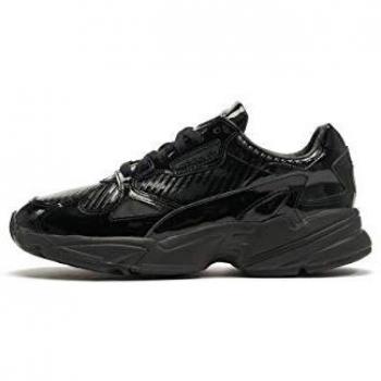 Scarpa Falcon ad Adidas in bianco e nero