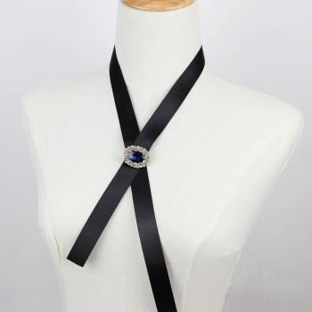 Lazo de Camisa Blanca – Accesorio Chic