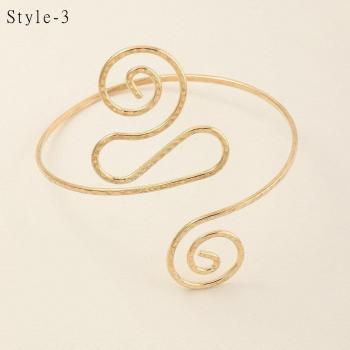 Accesorio de brazo ajustable con diseño hueco