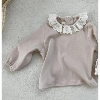 Bebé Chic: Blusa de Cuello de Encaje con Detalle Floral