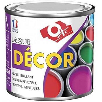 Tous ces noms font référence au même produit, à savoir une laque décorative de 60 ml de couleur jaune (Oxi ou Bouton d'Or), avec un fini brillant et adaptée à différentes surfaces, à utiliser aussi bien en intérieur qu'en ext
