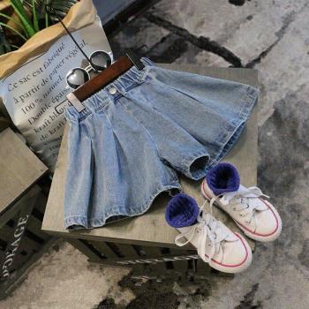 Denimrock mit kurzer Hose für den Sommer
