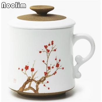 Taza de té elegante pintada a mano de porcelana blanca con tapa y filtro