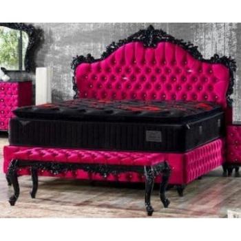 Luxuriöses Samt Bett im Barockstil