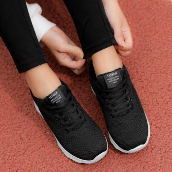Stabile Sport-Turnschuhe für Frauen im Herbst