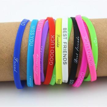 Bracelets en silicone avec lettres