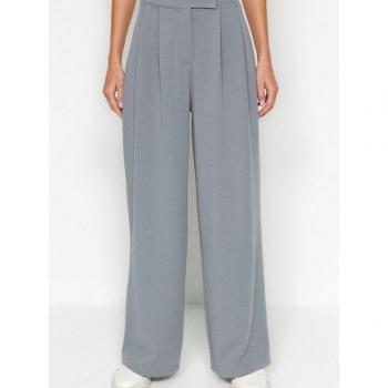Pantalón plisado gris humo, diseño moderno en Trendyol