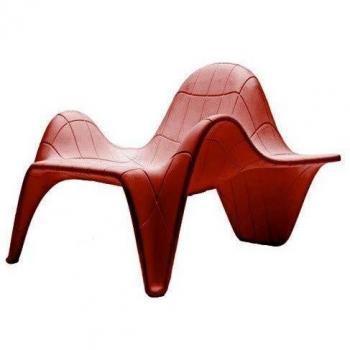 Coin salon avec deux fauteuils rouges