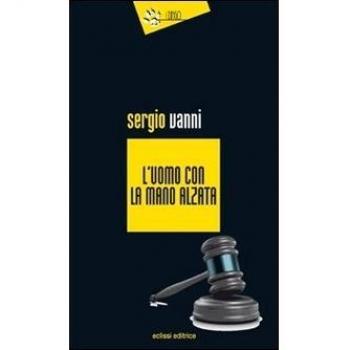 L'uomo con la mano alzata