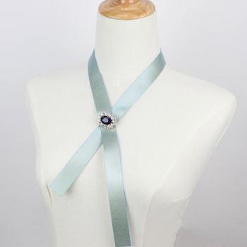 Aro de Cuello Ajustable – Lazo de Moda Blanca