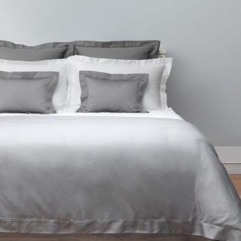 Taie d'oreiller satin coton violet Yves Delorme assorti à la housse de couette Triomphe Gris 240x220 cm