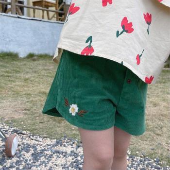 Freundliche Kurzhose für Mädchen mit Stickerei von Hirsch Jonmi