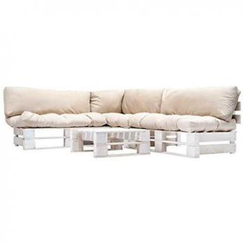 Palettenmöbel-Set mit sandfarbenen Kissen