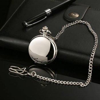 Accesorio de reloj de bolsillo en tono plateado, estilo clásico, negro
