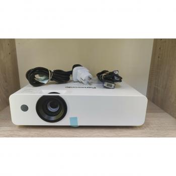 Panasonic PT‑LB353 – 3300 Lumen XGA Beamer, weiß
