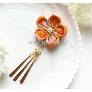 Kimono fleuri avec pince à cheveux