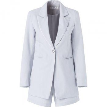 Ropa de trabajo elegante: minifalda y blazer