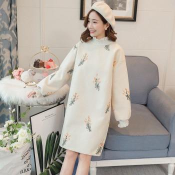 Robe de maternité en laine brodée