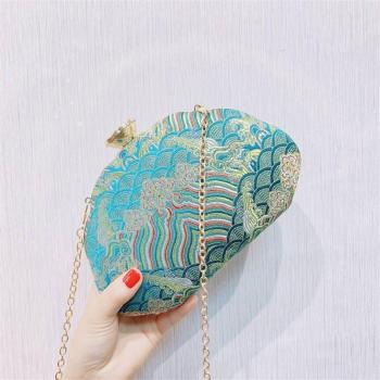 Bolso de Mano Bordado con Detalles Dorados