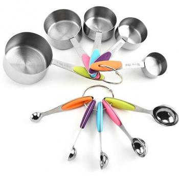 Tazas y cucharas medidoras para hornear