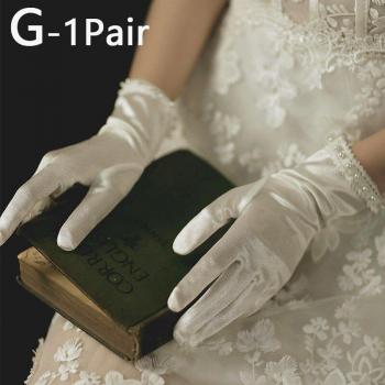 Guantes blancos elegantes para bodas