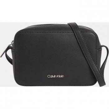 Bandolera mini negra con logo distintivo de Calvin Klein