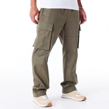 Calzado y ropa cargo New Era
