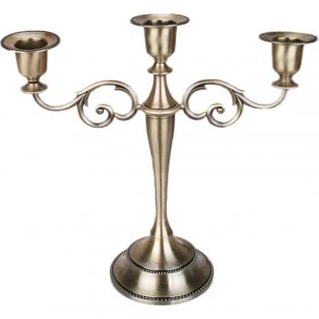 Decoración de mesa con candelabros antiguos