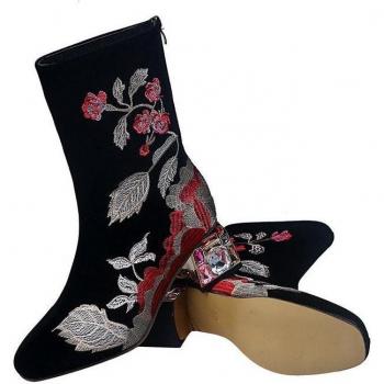 Hochhackige Stiefel mit Strassverzierung
