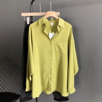 Modèle printanier en mousseline de soie