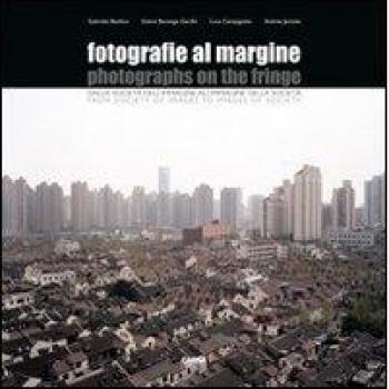 Fotografie al margine. Dalla società dell'immagine della società. Ediz. italiana e inglese