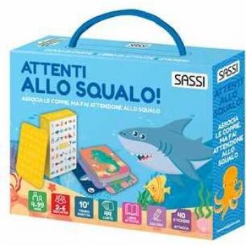 Attenti allo squalo! Valigetta con carte e stickers. Ediz. a colori. Con 44 carte
