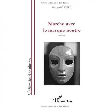 Marche avec le masque neutre