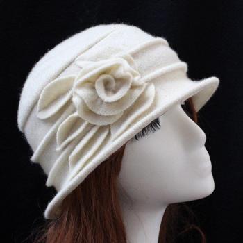 Sombrerito de fieltro con rosas