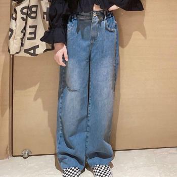 Veste de jean déchiré bleu marine, pantalon à jambe large, confort