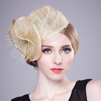 Fascinador Champagne Oro con Flor Grande para Mujeres