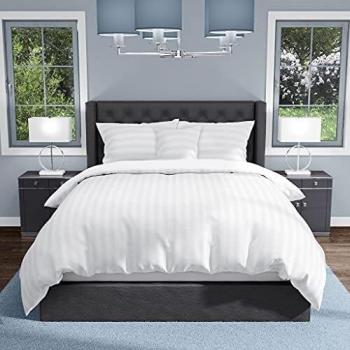 A&Ms Comfortable White Satin Double Duvet Set