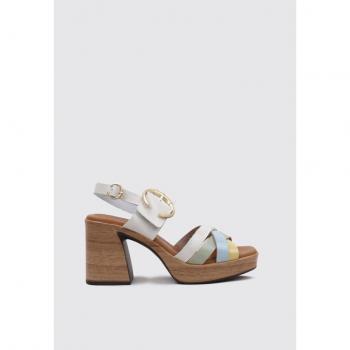 Sandalia plataforma blanca con estilo Sandra Fontán