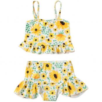 Estilo Estival: Top y Pantalón Corto de Baño con Girasol
