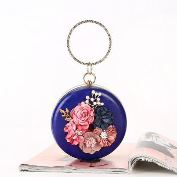Pochette rosa con accesorios perlados y cristalinos para mujer