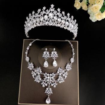 Colección Girasol Dorado: Coronilla y Gargantilla para Novia